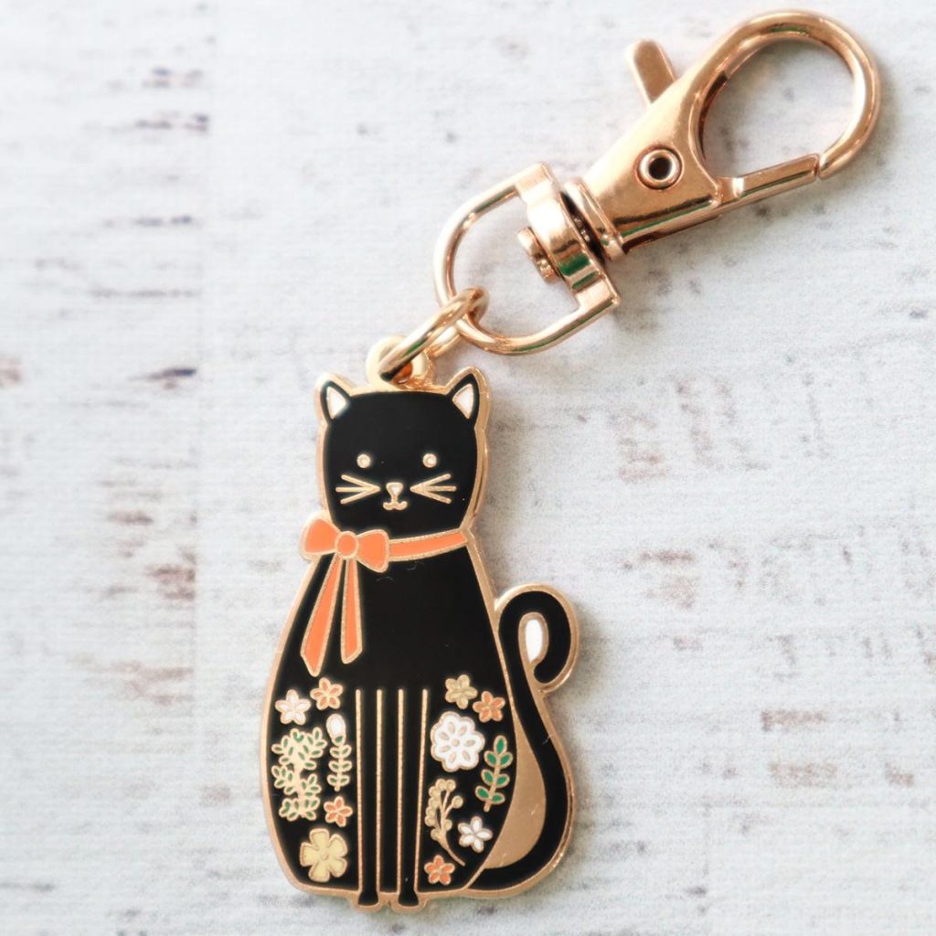 Breloque " chat noir fleuri"